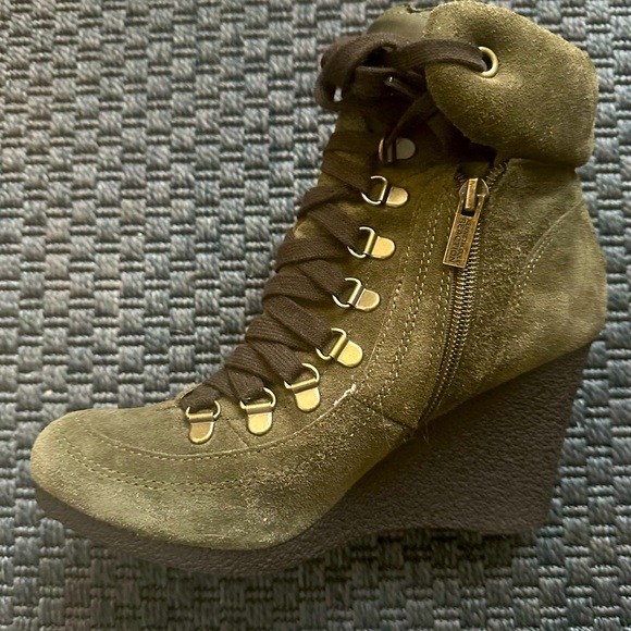 Kenneth Cole Wedge Olive Green Boot - Picture 4 of 6